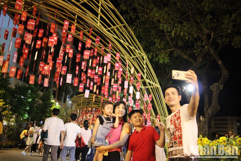 Семья в г. Хошимине запечатляет момент прогулки в ожидании Лунного Нового года. Семья в г. Хошимине запечатляет момент прогулки в ожидании Лунного Нового года.