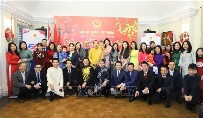 Сотрудники Посольства Вьетнама в Великобритании и их семьи. Фото: ВИА Сотрудники Посольства Вьетнама в Великобритании и их семьи. Фото: ВИА