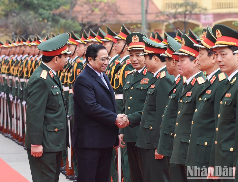 Премьер-министр Фам Минь Тьинь и солдаты Командования Танковыми войсками. Фото: Чан Хай Премьер-министр Фам Минь Тьинь и солдаты Командования Танковыми войсками. Фото: Чан Хай