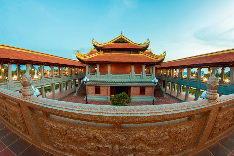 Территория будийского монастыря устроена в равновесии и гармонии. Фото: haugiangtourism.vn Территория будийского монастыря устроена в равновесии и гармонии. Фото: haugiangtourism.vn