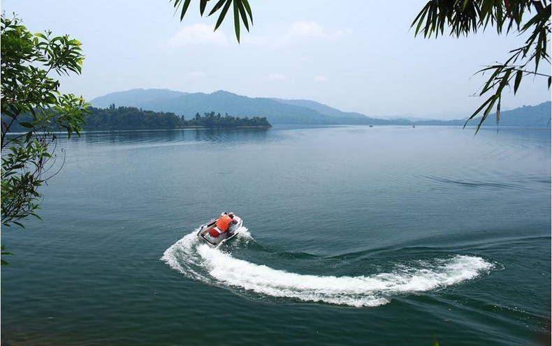 Озеро Фунинь известно как зеленая жемчужина центральной части страны. Фото: dulichphuninh.com Озеро Фунинь известно как зеленая жемчужина центральной части страны. Фото: dulichphuninh.com