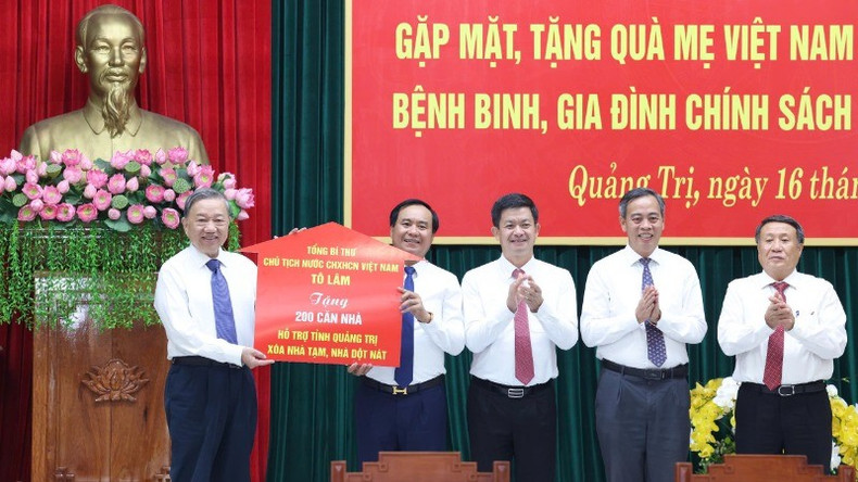 Генеральный секретарь ЦК КПВ, Президент То Лам передает символическую доску о поддержке строительства 200 домов для бедных и малообеспеченных семей в провинции Куангчи. Генеральный секретарь ЦК КПВ, Президент То Лам передает символическую доску о поддержке строительства 200 домов для бедных и малообеспеченных семей в провинции Куангчи.