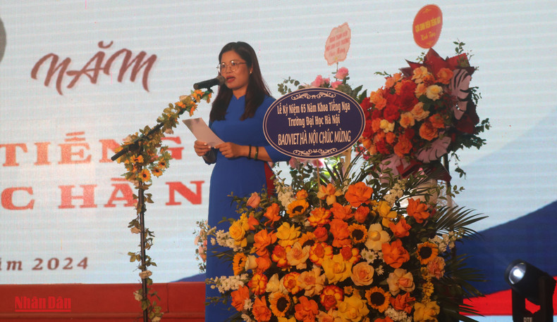 Декан Факультета русского языка Чыонг Тхи Фыонг Тхань выступает с речью. Фото: Т. Лам Декан Факультета русского языка Чыонг Тхи Фыонг Тхань выступает с речью. Фото: Т. Лам