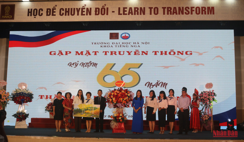 Представители поколений выпускников дарят цветы и подарки руководителю Факультета. Фото: Т. Лам Представители поколений выпускников дарят цветы и подарки руководителю Факультета. Фото: Т. Лам