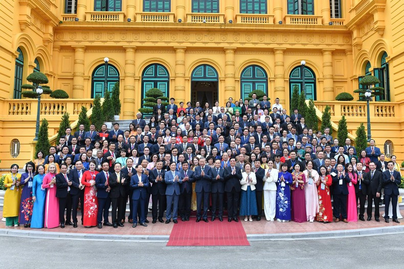 Генеральный секретарь ЦК КПВ, Президент То Лам и делегаты фотографируются на память.