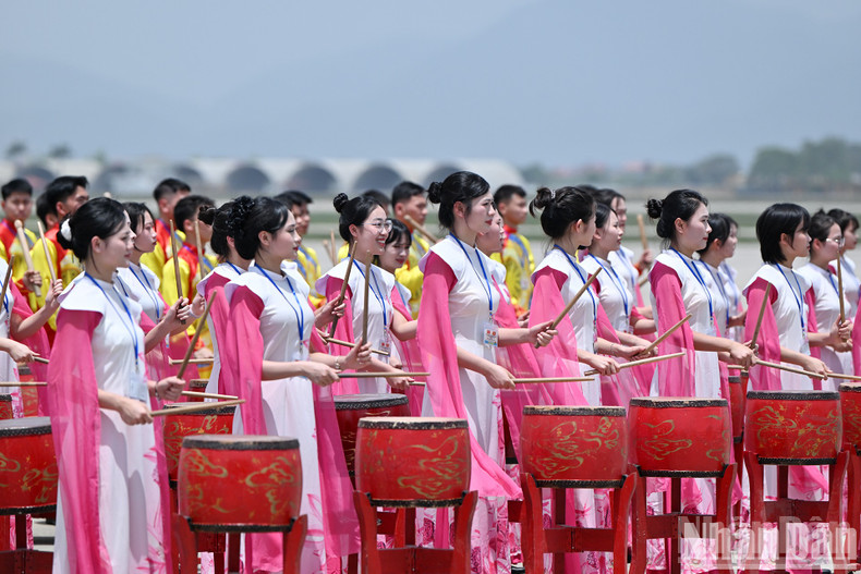 Громкий бой барабанов приветствует Генерального секретаря ЦК КПК, Председателя КНР Си Цзиньпина, совершающего государственный визит во Вьетнам.