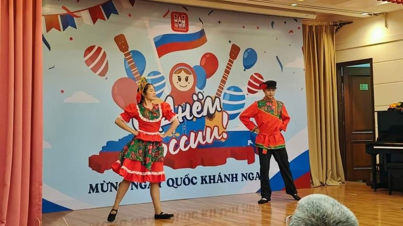 Художественный номер на церемонии празднования Дня России, организованной в Русском доме в Ханое. Художественный номер на церемонии празднования Дня России, организованной в Русском доме в Ханое.