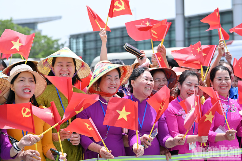 Столичные жители с радостью приветствуют Генерального секретаря ЦК КПК, Председателя КНР Си Цзиньпина, прибывшего с государственным визитом во Вьетнам.