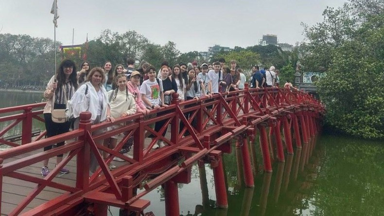 Ребята посещают озеро Хоанкием и фотографируются на память на мосте Тхэхук.