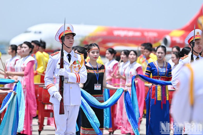 Специальное выступление барабанщиков и приветственные танцы молодых женщин в традиционных костюмах, представляющих вьетнамские этнические группы.