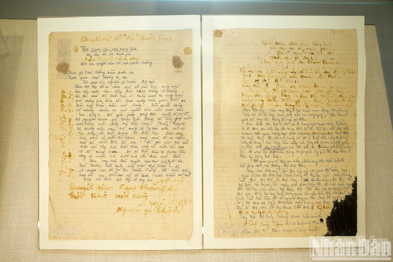 Письма, полные решимости, с отпечатками пальцев кровью бойцов освободительной армии Нгуен Фу Туана и Нгуен Ван Няна, с просьбой вернуться в армию для продолжения сражения на юге. Письма, полные решимости, с отпечатками пальцев кровью бойцов освободительной армии Нгуен Фу Туана и Нгуен Ван Няна, с просьбой вернуться в армию для продолжения сражения на юге.