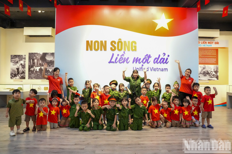 Выставка помогает публике, особенно молодому поколению, лучше понять стремление нашего народа к миру. Выставка помогает публике, особенно молодому поколению, лучше понять стремление нашего народа к миру.