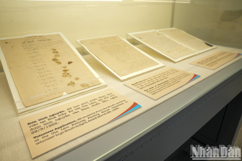 Письма-обращения, написанные и подписанные кровью молодых людей, желавших отправиться на фронт для защиты Родины. Письма-обращения, написанные и подписанные кровью молодых людей, желавших отправиться на фронт для защиты Родины.