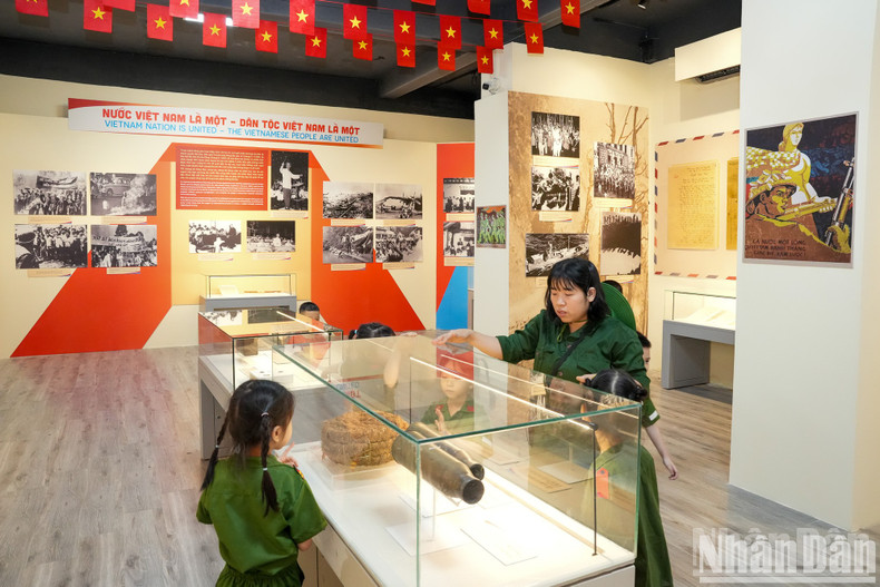Выставочная зона «Вьетнам – единая страна, вьетнамский народ – единый народ». Выставочная зона «Вьетнам – единая страна, вьетнамский народ – единый народ».