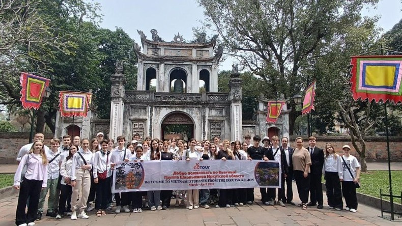 Школьники фотографируются в Храме литературы.