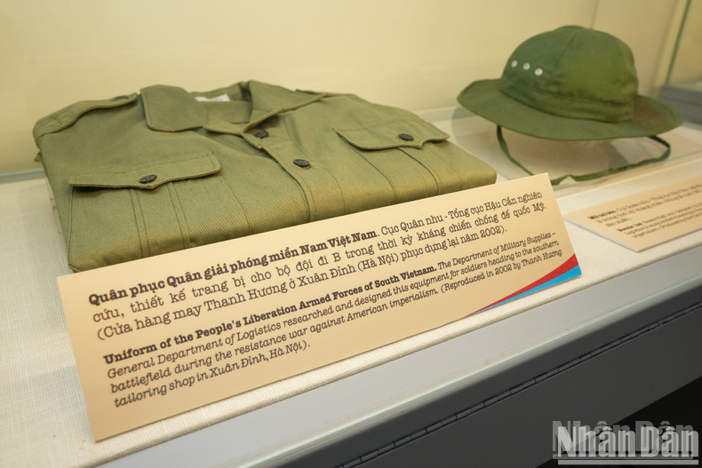 Воинское снаряжение для солдат, уходивших на юг во время войны сопротивления против американских агрессоров за спасение страны. Воинское снаряжение для солдат, уходивших на юг во время войны сопротивления против американских агрессоров за спасение страны.