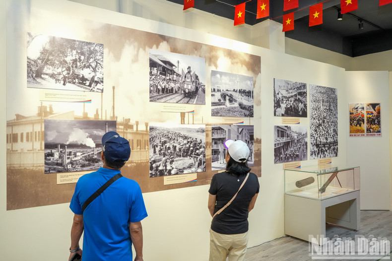 Исторические фотографии, воссоздающие момент воссоединения страны. Исторические фотографии, воссоздающие момент воссоединения страны.