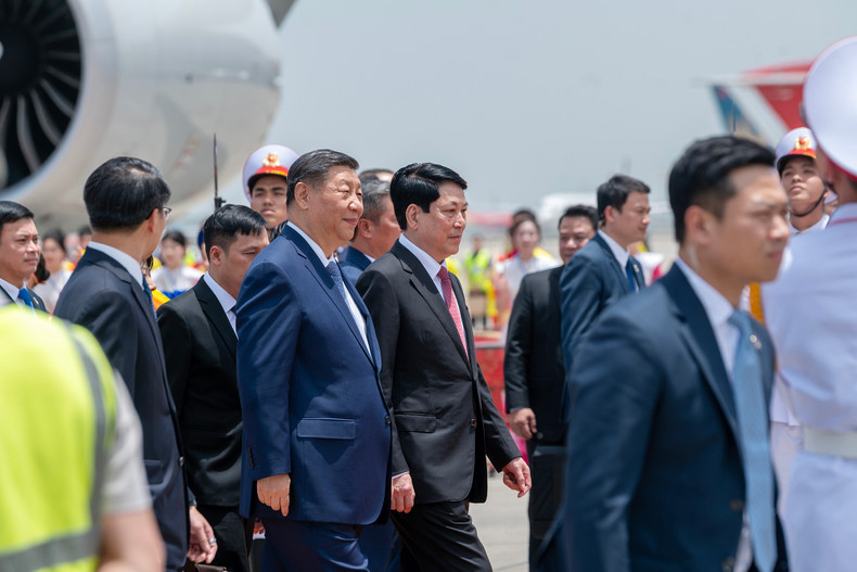 В международном аэропорту Нойбай Генерального секретаря ЦК КПК, Председателя Си Цзиньпина и высокопоставленную делегацию Китая встречал Президент Лыонг Кыонг.