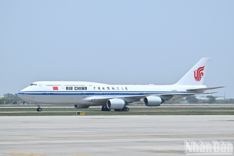 Самолет с Генеральным секретарем ЦК КПК, Председателем КНР Си Цзиньпином, находящимся с государственным визитом во Вьетнаме, приземлился в международном аэропорту Нойбай (город Ханой).