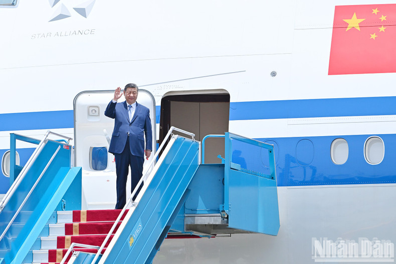 Генеральный секретарь ЦК КПК, Председатель КНР Си Цзиньпин в аэропорту Нойбай.