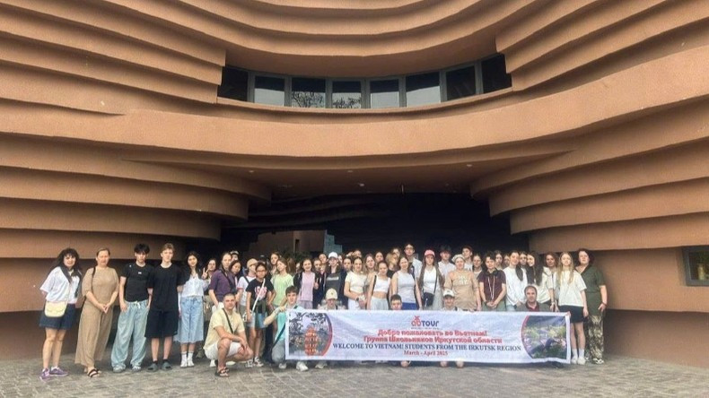 Школьники из Иркутской области посешщают гончарную деревню Батчанг. Школьники из Иркутской области посешщают гончарную деревню Батчанг.