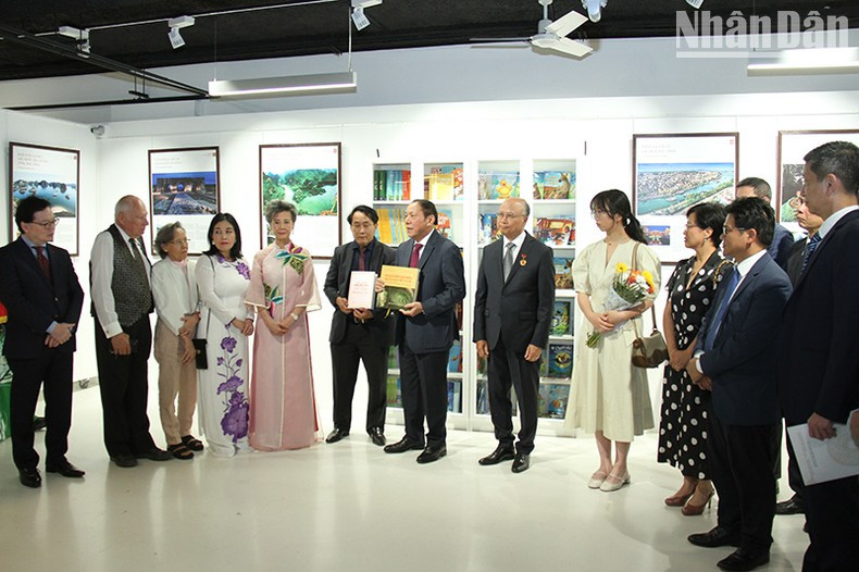 Министр Нгуен Ван Хунг дарит книги Вьетнамскому культурному центру во Франции. Фото: Кхай Хоан Министр Нгуен Ван Хунг дарит книги Вьетнамскому культурному центру во Франции. Фото: Кхай Хоан