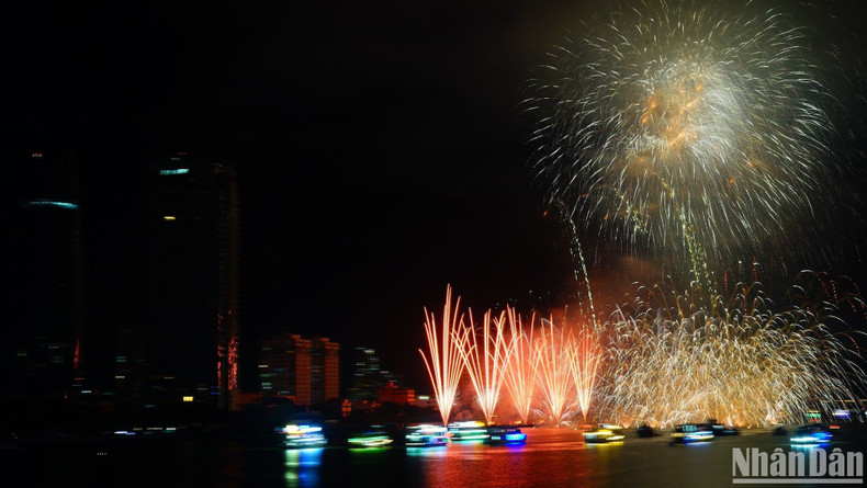 Использовав около 10 тысяч фейерверков, финская команда заставила зрителей не оторвать глаз приемами стрельбы как в небе, так и под водой, создав совершенно новые эффекты. Фото: Ань Дао Использовав около 10 тысяч фейерверков, финская команда заставила зрителей не оторвать глаз приемами стрельбы как в небе, так и под водой, создав совершенно новые эффекты. Фото: Ань Дао