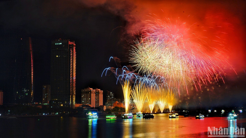 Китайская команда подарила зрителям впечатляющий фейерверк под мелодичную музыку, напоминающую историю любви к Данангу. Фото: Ань Дао Китайская команда подарила зрителям впечатляющий фейерверк под мелодичную музыку, напоминающую историю любви к Данангу. Фото: Ань Дао