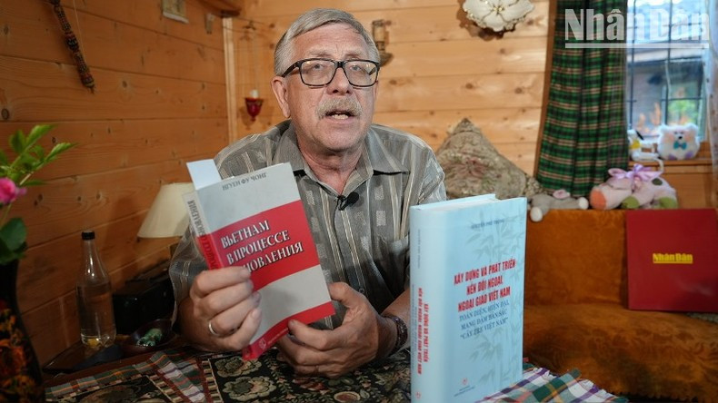 Первый заместитель председателя Общества российско-вьетнамской дружбы, доцент Петр Цветов в беседе с постоянным корреспондентом газеты «Нянзан» в России. Первый заместитель председателя Общества российско-вьетнамской дружбы, доцент Петр Цветов в беседе с постоянным корреспондентом газеты «Нянзан» в России.