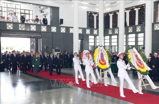 Высокопоставленная делегация Китая во главе с членом Постоянного комитета Политбюро Центрального комитета Коммунистической партии Китая, Председателем Всекитайского комитета Народного политического консультативного совета Китая Ван Хунином чтит память Генерального секретаря ЦК КПВ Нгуен Фу Чонга. Высокопоставленная делегация Китая во главе с членом Постоянного комитета Политбюро Центрального комитета Коммунистической партии Китая, Председателем Всекитайского комитета Народного политического консультативного совета Китая Ван Хунином чтит память Генерального секретаря ЦК КПВ Нгуен Фу Чонга.