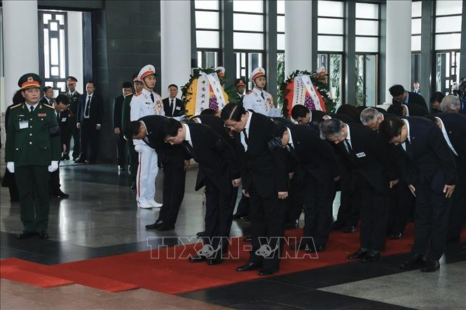 Г-н Ван Хунин является специальным представителем Генерального секретаря ЦК КПК, Председателя Китая Си Цзиньпина для участия в церемонии прощания с Генеральным секретарем ЦК КПВ Нгуен Фу Чонгом. Г-н Ван Хунин является специальным представителем Генерального секретаря ЦК КПК, Председателя Китая Си Цзиньпина для участия в церемонии прощания с Генеральным секретарем ЦК КПВ Нгуен Фу Чонгом.