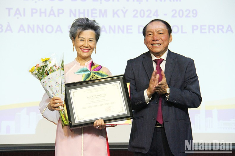Министр Нгуен Ван Хунг вручает решение Министерства о повторном назначении г-жи Аноа Сюзанн Дюссоль Перран Послом Вьетнама по туризму во Французской Республике на срок 2024-2029 годов. Фото: Минь Зюи Министр Нгуен Ван Хунг вручает решение Министерства о повторном назначении г-жи Аноа Сюзанн Дюссоль Перран Послом Вьетнама по туризму во Французской Республике на срок 2024-2029 годов. Фото: Минь Зюи