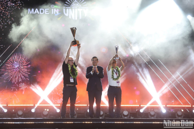 Председатель Народного комитета города Дананг Ле Чунг Тьинь вручает кубки двум командам, занявшим первое и второе места в заключительный вечер Международного фестиваля фейерверков в Дананге – DIFF 2024. Фото: Ань Дао Председатель Народного комитета города Дананг Ле Чунг Тьинь вручает кубки двум командам, занявшим первое и второе места в заключительный вечер Международного фестиваля фейерверков в Дананге – DIFF 2024. Фото: Ань Дао
