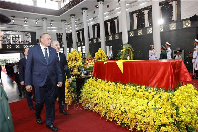 Заместитель председателя Государственной Думы Федерального собрания Российской Федерации Петр Олегович Толстой чтит память Генерального секретаря ЦК КПВ Нгуен Фу Чонга. Фото: ВИА Заместитель председателя Государственной Думы Федерального собрания Российской Федерации Петр Олегович Толстой чтит память Генерального секретаря ЦК КПВ Нгуен Фу Чонга. Фото: ВИА