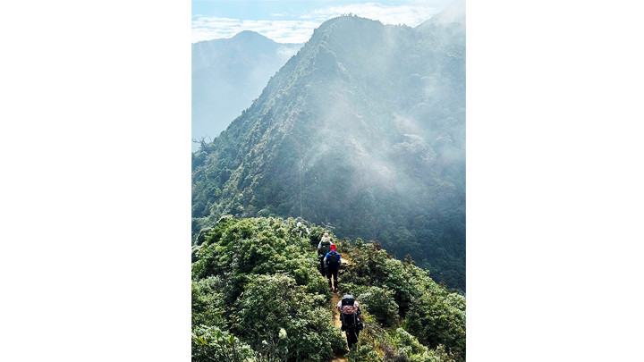 Туристы должны преодолеть трудный путь.