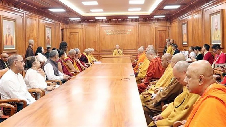 Верховный Патриарх Тхить Чи Куанг принимает глав международных буддийских делегаций, присутствовавших на Весаке 2025 года. Фото: ВИА Верховный Патриарх Тхить Чи Куанг принимает глав международных буддийских делегаций, присутствовавших на Весаке 2025 года. Фото: ВИА