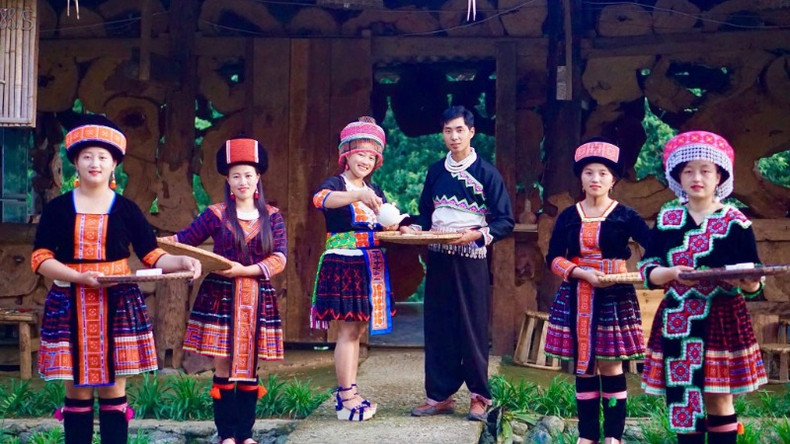 Местные жители с искренним дружелюбием принимают гостей.