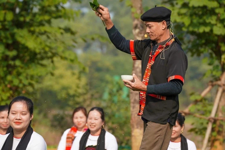 Церемонию проводит местный шаман, который использует бамбуковый лист, смоченный в рисовой настойке, чтобы отгонять злых духов. Фото: ВИА