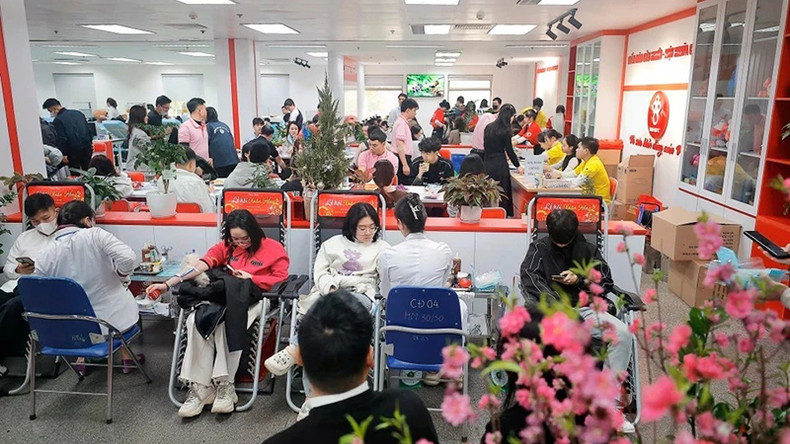 Добровольцы сдают кровь в Национальном институте гематологии и переливания крови. Фото: ВИА