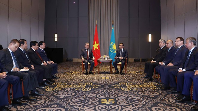 На встрече генерального секретаря партии То Лама с председателем Сената Парламента Казахстана Мауленом Ашимбаевым. Фото: ВИA На встрече генерального секретаря партии То Лама с председателем Сената Парламента Казахстана Мауленом Ашимбаевым. Фото: ВИA