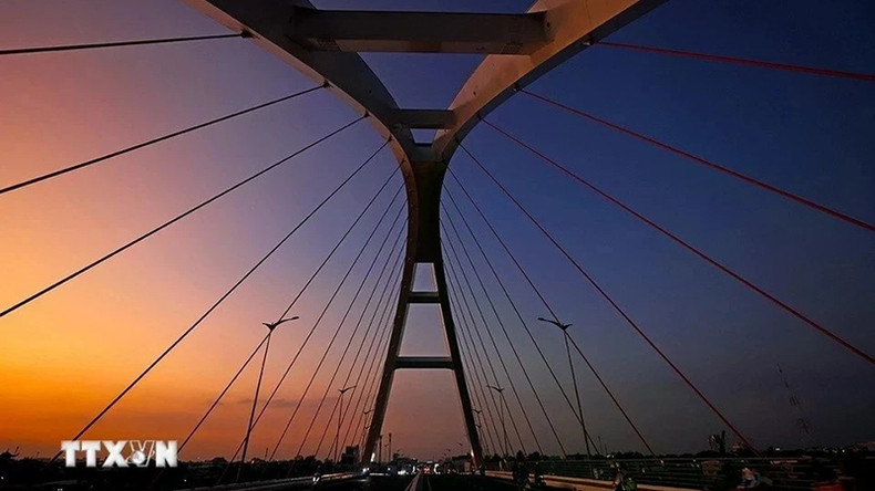 Мосты, перекинутые через реку Кантхо, призваны стимулировать экономическое развитие и одновременно служить изюминкой пейзажа города Кантхо. Фото: ВИA