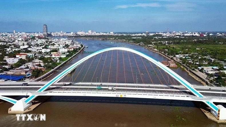 Мост Чанхоангна со стальной аркой соединяет городское движение между Национальным шоссе 1А и центральными дорогами, уменьшая заторы на основных городских трассах. Фото: ВИA