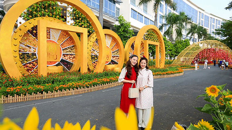 Весенняя цветочная улица Фумихынг, город Хошимин. Фото: Нят Тхинь Весенняя цветочная улица Фумихынг, город Хошимин. Фото: Нят Тхинь