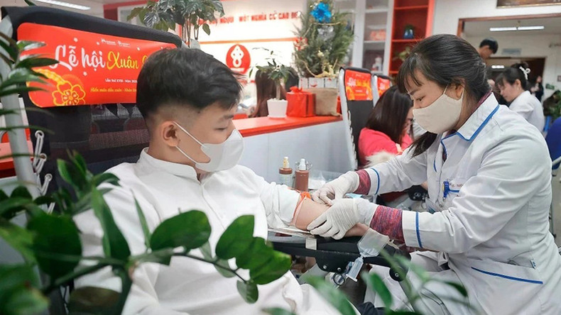 Добровольцы сдают кровь в Национальном институте гематологии и переливания крови. Фото: ВИА