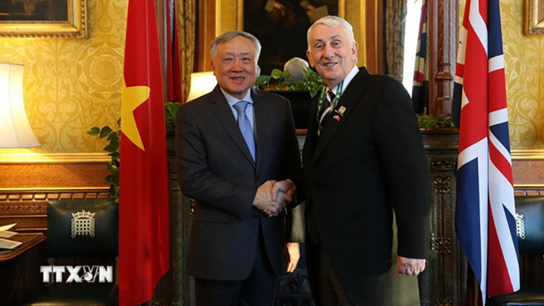 Вице-премьер Нгуен Хоа Бинь наа встрече с Председателем Палаты общин Линдси Хойлом. Фото: ВИА