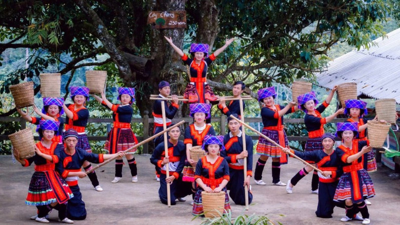 «Талантливые фермеры» Шиншуойхо исполняют народные песни и танцы представителей народности Хмонг для обслуживания туристов.