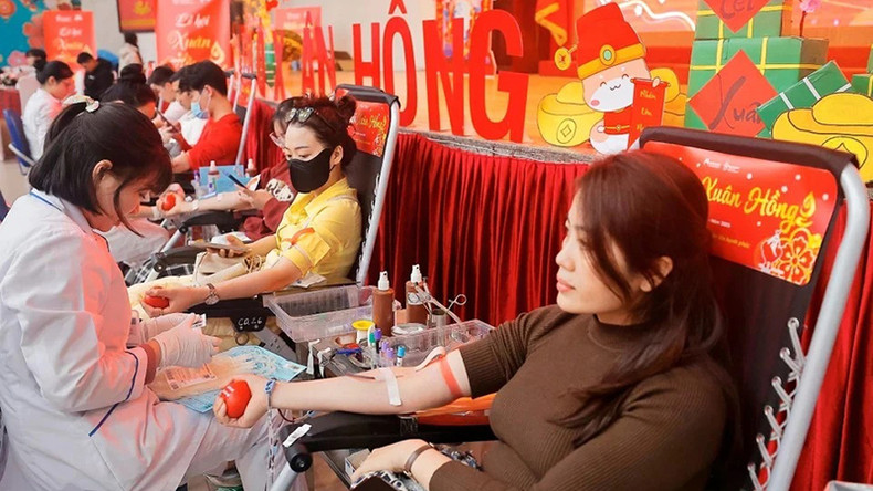 Добровольцы сдают кровь в Национальном институте гематологии и переливания крови. Фото: ВИА