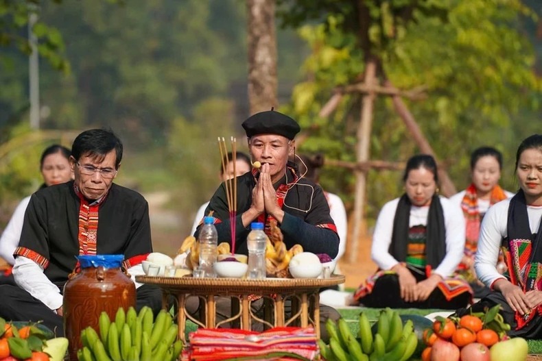 Шаман играет важную роль в проведении церемонии, соединяя сообщество с божествами посредством заклинаний. Фото: ВИА