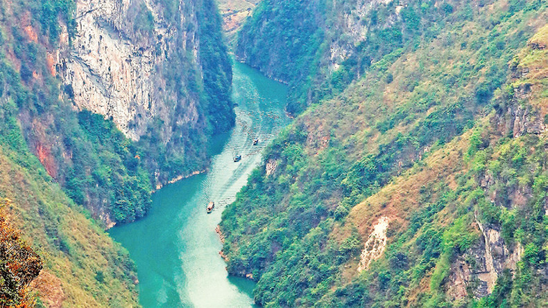 Вид на пропасть Тушан с вершины перевала Мапиленг.