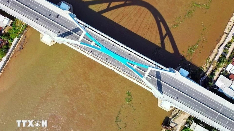 Мост Чанхоангна является жизненно важным звеном и движущей силой экономического развития, привлекающей инвесторов в город Кантхо и провинции к югу от реки Хау. Фото: ВИA
